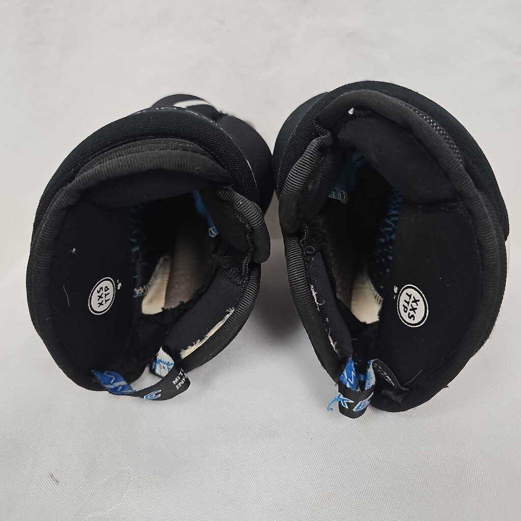 Nike Quest 2 Youth Hockey Gloves - 9"