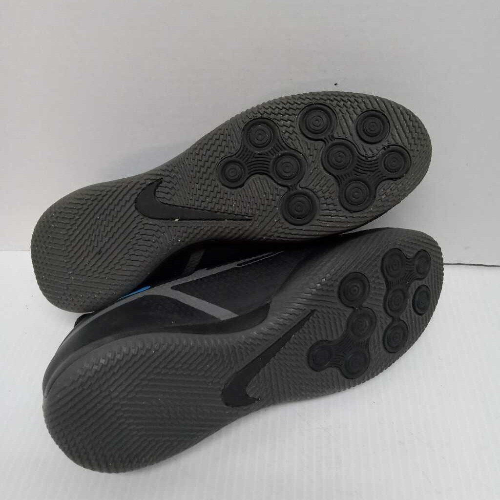 Nike Phantom Indoor Soccer Shoes - Size 8