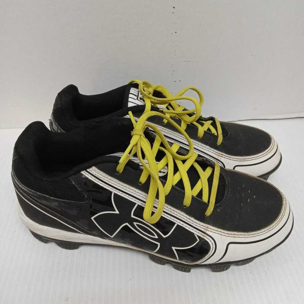 Under Armour Baseball Cleats - Size 7