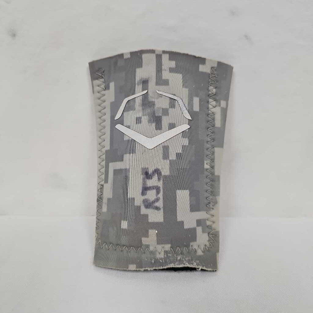 EvoShield Wrist Guard | Medium | Digital Camo | Used