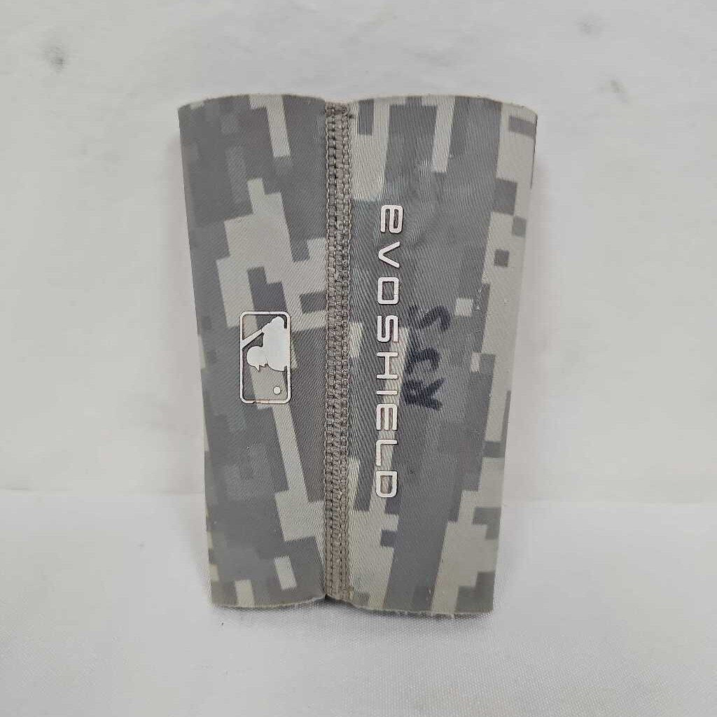 EvoShield Wrist Guard | Medium | Digital Camo | Used