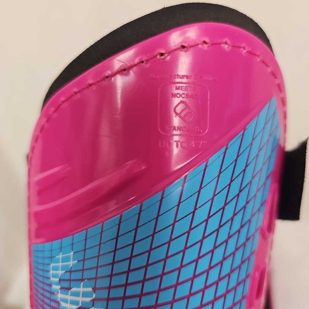 Umbro Arturo Youth Soccer Shin Guards - Size Large